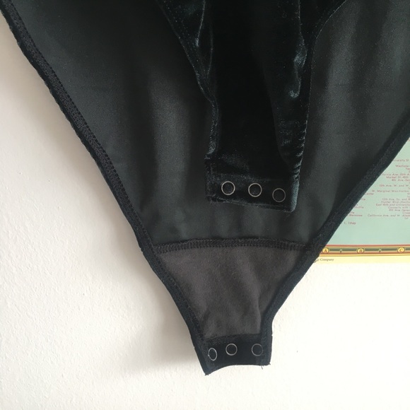 Black velvet lace-up body suit from Hollister - Picture 5 of 6